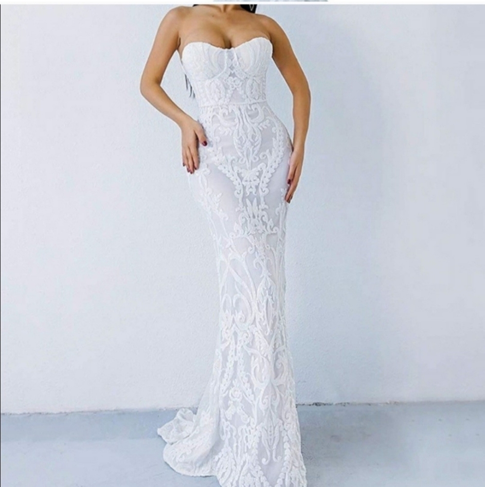 Sparkling white strapless dress with train